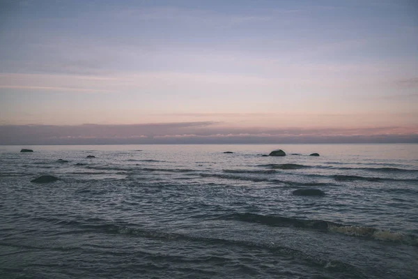 Zmrazené Sea Side Beach Panorama Zimě Spoustou Sněhu Ledu Pozdě — Stock fotografie