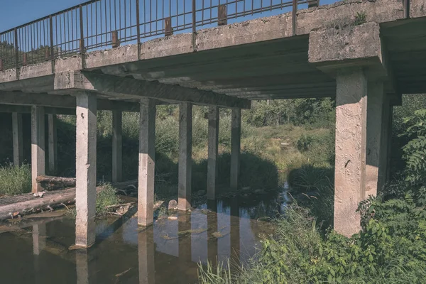 Деревянный Композитный Материал Пешеходный Мост Через Воду Зеленой Летней Лесной — стоковое фото