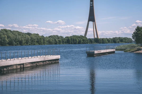 Fußbrücke Aus Holz Und Verbundmaterial Über Wasser Grüner Sommerwaldumgebung Mit — Stockfoto