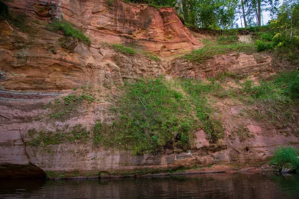 Потік Води Річки Amata Латвії Пісковика Скелі Зеленого Листя Літній — стокове фото