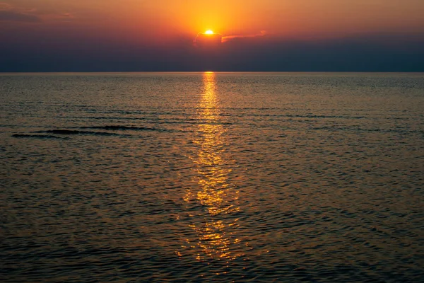 Dramatischer Rot Orangefarbener Sonnenuntergang Über Dem Ruhigen Meer Sommer Mit — Stockfoto