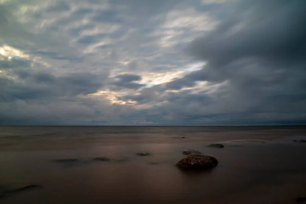 Gewitterwolken Bilden Sich Über Dem Klaren Meeresstrand Mit Felsen Und — Stockfoto