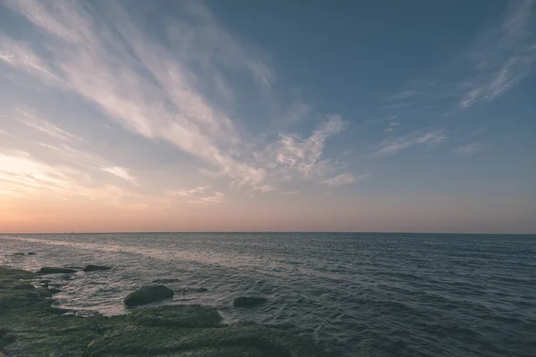 Mer Plage Skyline Avec Des Nuages Eau Calme Décors Colorés — Photo