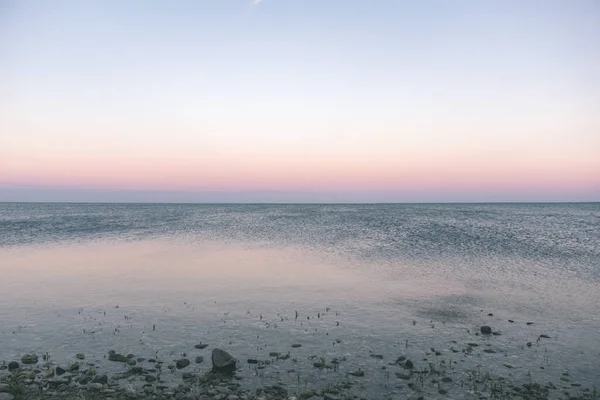 Panoramik Deniz Plaj Kayalar Bitkiler Temiz Ile Yaz Aylarında Güneşli — Stok fotoğraf