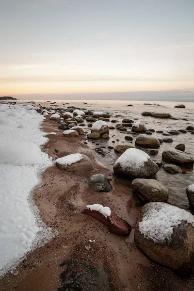 Fagyasztott Tengeri Side Beach Panoráma Télen Sok Jég Késő Esti — Stock Fotó