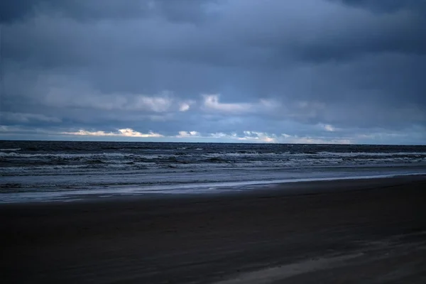 Nuages Tempête Dessus Mer Petites Vagues Sur Une Plage Sable — Photo