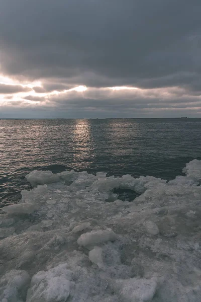 Frysta Sea Side Beach Panorama Vinter Med Massor Och Snö — Stockfoto