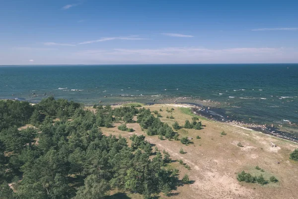 Tengerre Strand Nézd Nyáron Sziklák Növények Tiszta Víz Napos Vintage — Stock Fotó