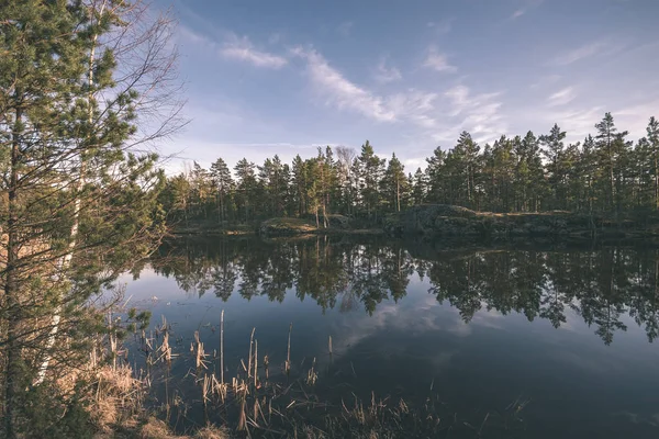 Pôr Sol Colorido Lago Com Reflexos Água Nuvens Tempestade Dramáticas — Fotografia de Stock