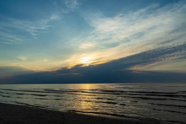 Calmo Pôr Sol Azul Sobre Água Clara Mar Baltico Imagem — Fotografia de Stock