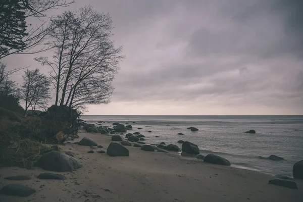 Skalnaté Pobřeží Lotyšsku Toku Vody Moři Velké Kameny Pozdním Podzimu — Stock fotografie