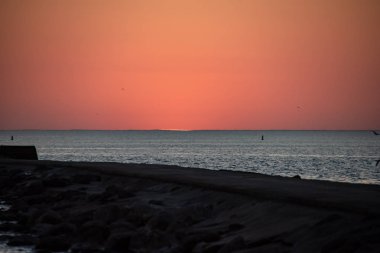 Dalgakıran deniz günbatımı vasıl belgili tanımlık son kırmızı deniz feneri ile 