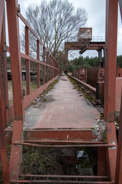 su üzerinde eski kırmızı metal köprü. paslı ayrıntıları ve close up