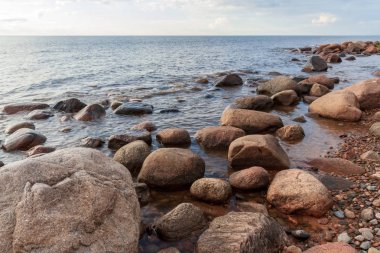 Büyük granit kaya diğerinden izole doğa ortamında tek