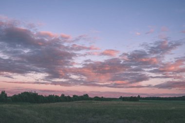 fırtına bulutları kırsal ve yollar - vintage bir retro görünüm olan alanlar üzerinde şekillendirme