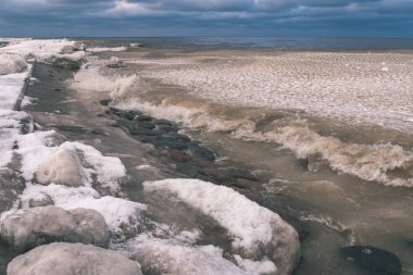 sea side beach panorama geç akşam - bol buz ve kar ile kışın donmuş vintage retro bak