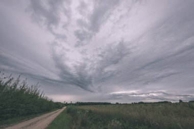 fırtına bulutları kırsal ve yollar - vintage bir retro görünüm olan alanlar üzerinde şekillendirme