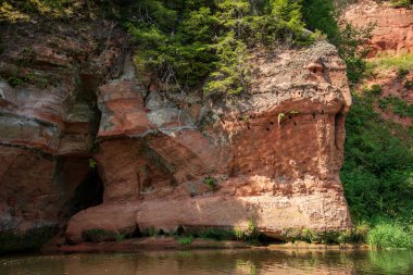 nehir, Amata Letonya yaz sabahı kumtaşı kayalıklarla, yeşil yaprakları ile su akışı