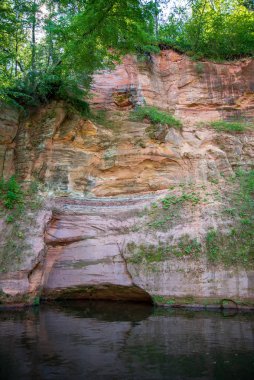 nehir, Amata Letonya yaz sabahı kumtaşı kayalıklarla, yeşil yaprakları ile su akışı