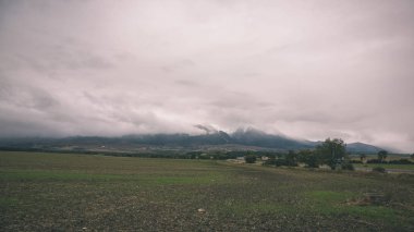 erken sonbahar renkleri - vintage bir retro görünüm içinde ağaçlar ve ormanlar ile kaplı bulutlu ve sisli Slovakça Western Karpat Tatra dağ manzarası
