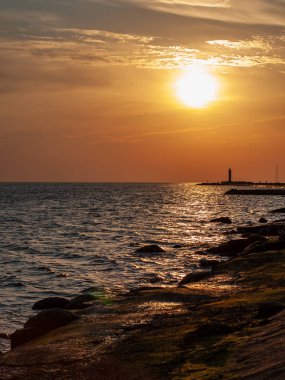 renkli dramatik kırmızı turuncu günbatımı sakin deniz yaz su yansımalar güneş yolu ile