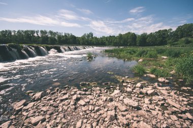 su yükleri ile yaz aylarında taze temiz şelale
