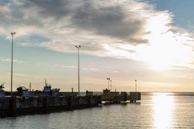 panoramik deniz plaj manzarası içinde kaya, bitkiler ve temiz su ile yaz aylarında güneşli bir gün