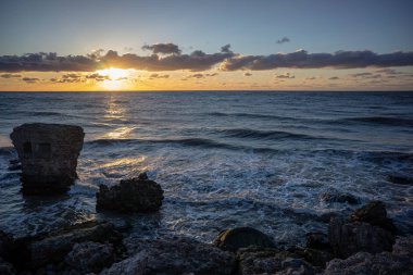 Eski savaş fort Ayrıntılar gün batımında, Liepaja, Letonya deniz kıyısında