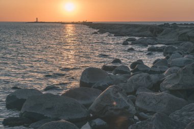 Dalgakıran deniz günbatımı vasıl belgili tanımlık son kırmızı deniz feneri ile 
