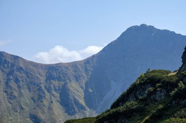 Uzak dağ çekirdek Slovakya'da Tatra mountain parkurları mavi gökyüzü ve yeşil bitki örtüsü ile açık sonbahar günü sis