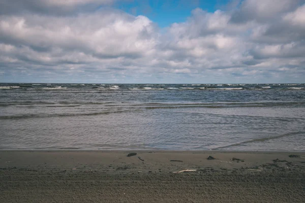 Empty Sea Beach Spring Some Birds Cargo Ships Horizon Blue — Stock Photo, Image