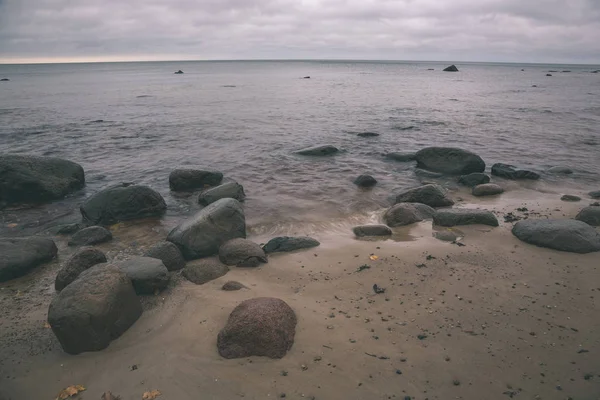 拉脱维亚的岩石海岸线 在深秋有流水和大石头 沉闷的颜色 复古复古外观 — 图库照片