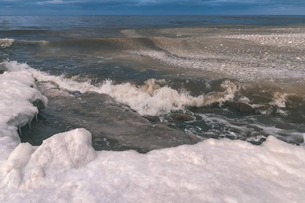 Zamarznięte Morze Panorama Plaży Stronie Zimą Dużą Ilością Lodu Śniegu — Zdjęcie stockowe