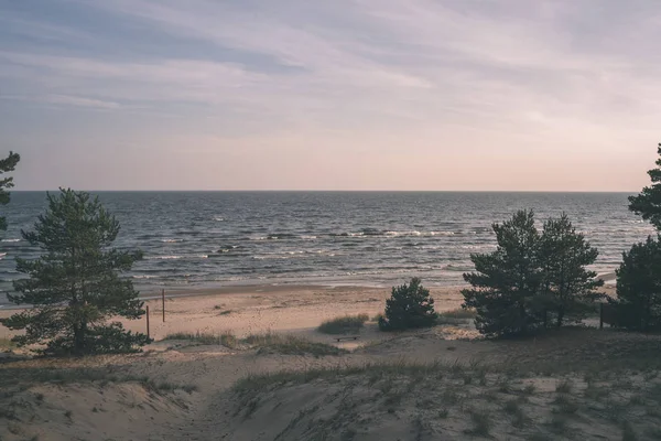 Sea Beach Skyline Clouds Calm Water Красочные Пейзажи Винтажный Ретро — стоковое фото