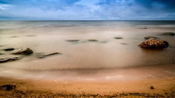 Σύννεφα Καταιγίδας Που Αποτελούν Πάνω Από Σαφές Παραλία Βράχους Και — Φωτογραφία Αρχείου