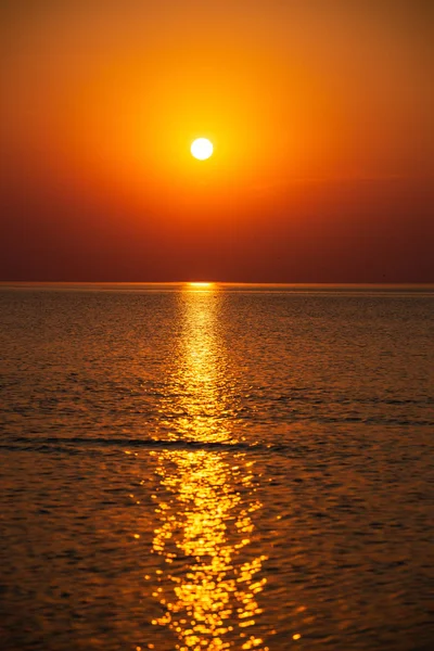 劇的な赤 オレンジ色は色太陽水の反射の方法を夏の穏やかな海の上夕日 — ストック写真