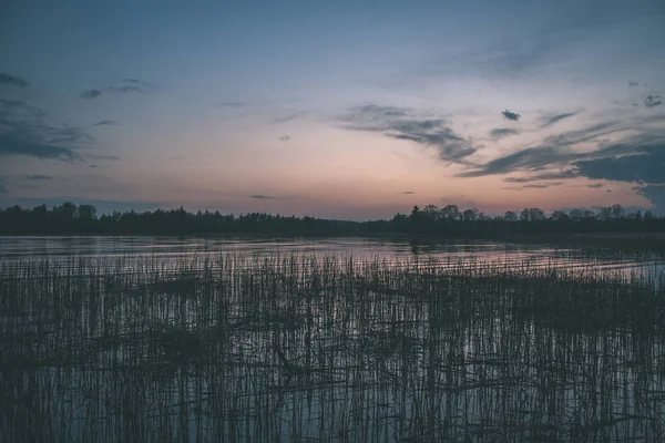 Coucher Soleil Coloré Sur Lac Avec Des Nuages Tempête Dramatiques — Photo