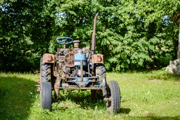 Viejo Tractor Con Neumáticos Goma Patio Verde Del Campo Tiempo — Foto de Stock