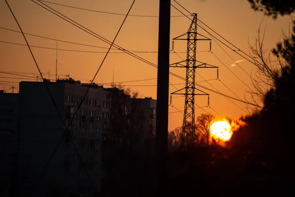 Κόκκινο Ηλιοβασίλεμα Ήλιο Δύει Κάτω Πίσω Από Μεγάλα Ηλεκτρικής Ενέργειας — Φωτογραφία Αρχείου