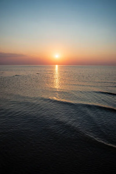 Dramática Puesta Sol Color Rojo Anaranjado Sobre Mar Tranquilo Verano — Foto de Stock