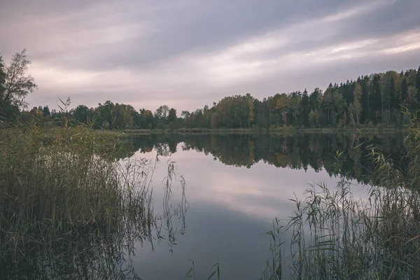 Farbenfroher Sonnenuntergang See Mit Wasserspiegelungen Und Dramatischen Gewitterwolken Darüber Farben — Stockfoto