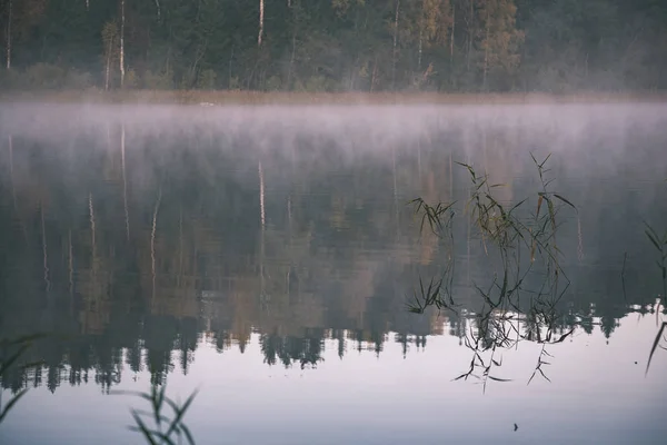 Färgsprakande Solnedgång Sjön Med Vatten Reflektioner Och Dramatiska Molnen Ovan — Stockfoto