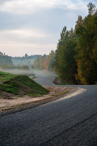 Neblige Landstraße Herbst Mit Nebel Und Asphalt Herbstfarben — Stockfoto