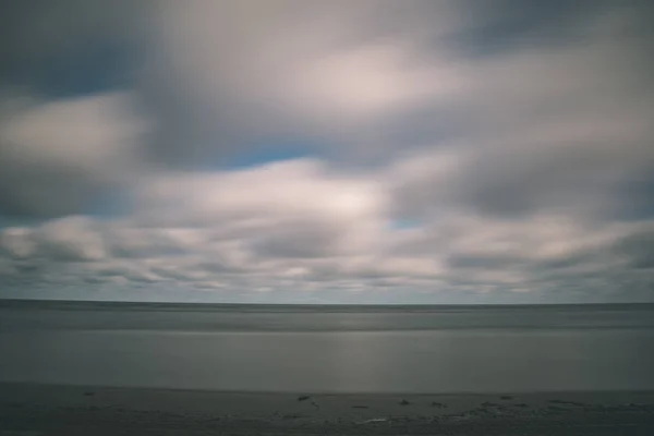 Пустой Морской Пляж Весной Некоторыми Птицами Грузовыми Кораблями Горизонте Голубое — стоковое фото