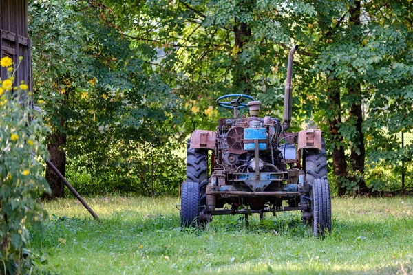 Régi Traktor Zöld Udvarban Zöld Nyári Gumiabroncs — Stock Fotó