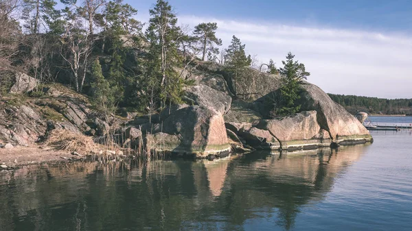Costa Rochosa Finlândia Com Poucos Pinheiros Água Calma Verão Look — Fotografia de Stock
