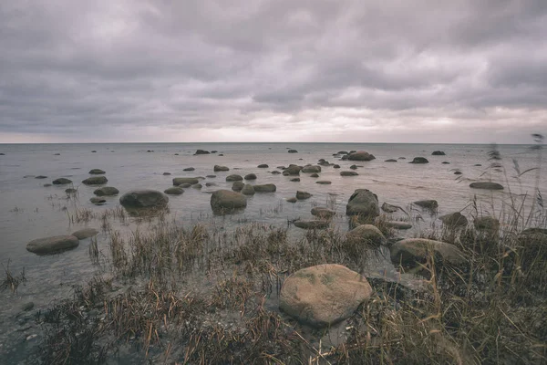 Sziklás Partvidék Lettországban Áramlási Víz Tengerben Késő Ősszel Nagy Sziklák — Stock Fotó