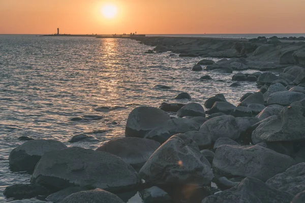 Dalgakıran deniz günbatımı vasıl belgili tanımlık son kırmızı deniz feneri ile 