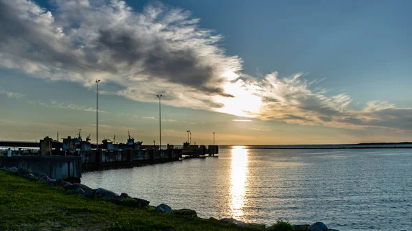 Panoramik Deniz Plaj Manzarası Içinde Kaya Bitkiler Temiz Ile Yaz — Stok fotoğraf