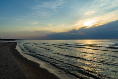 Baltık Denizi temiz su üzerinde sakin mavi günbatımı. düz ufuk çizgisi ve dalgalar su doku ile minimalist görüntü